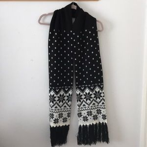 New! Black and White knit scarf. Forever 21.